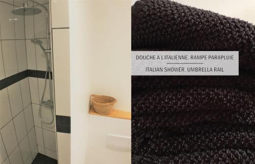 een badkamer met een douche en een zwarte handdoek bij La maisonnette de la Concorde au cœur de Moissac in Moissac