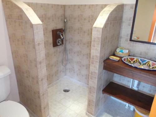 y baño con ducha y lavamanos. en Casa Abanico Tulum en Tulum