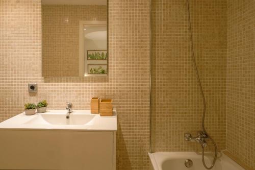 y baño con lavabo y ducha. en Tresor Boutique Apartment, en Girona
