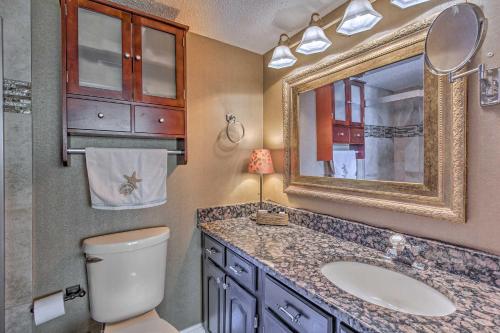 un bagno con un water, un lavandino e uno specchio di 11th-Floor PCB Condo with Ocean View, Walk to Dining a Panama City Beach