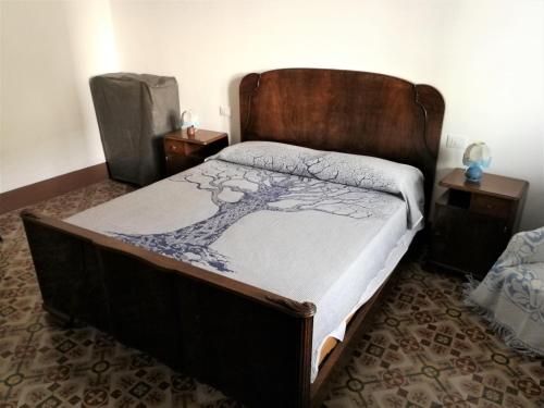 una camera con letto in legno e 2 comodini di Best South Western a Trapani