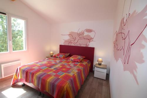 RosièresにあるGîte des arts premiersのベッドルーム1室(ドラゴンの壁掛けベッド1台付)