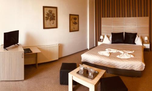 Un pat sau paturi într-o cameră la Hotel Mon Caprice