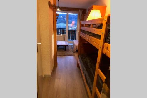 - un couloir avec une chambre offrant une vue sur une chambre dans l'établissement Studio agréable et cosy avec vue sur les Mémises, à Thollon-les-Mémises