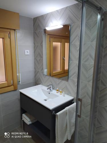 A bathroom at Apartamentos Alameda