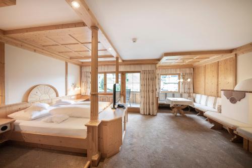 Postel nebo postele na pokoji v ubytování Superior Hotel Post Ischgl