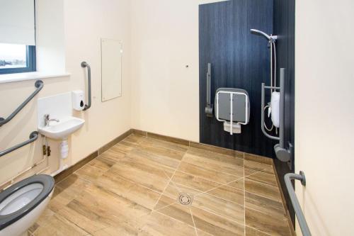 a bathroom with a toilet and a sink at Canolfan Y Fron in Caernarfon