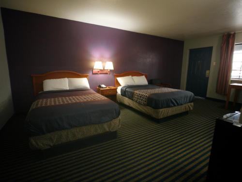 Katil atau katil-katil dalam bilik di Texas Inn McAllen Airport