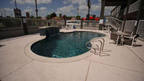 Kolam renang di atau dekat dengan Texas Inn McAllen Airport