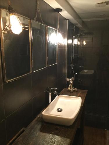 une salle de bain avec un lavabo et un miroir dans l'établissement Au petit randonneur, à Neubois