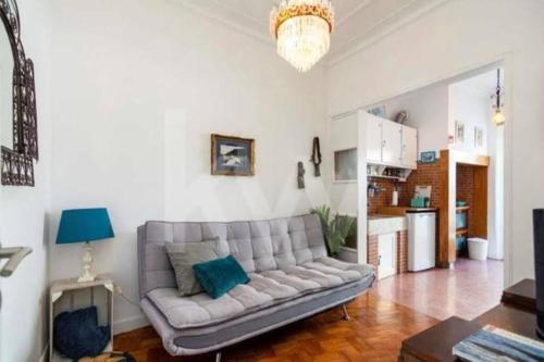 a living room with a couch and a kitchen at Blue Vintage House in Setúbal