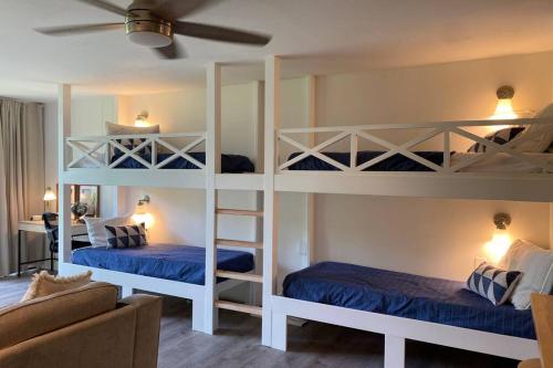Katil dua tingkat atau katil-katil dua tingkat dalam bilik di Hidden Gem! Turtle Bay Hideaway-85