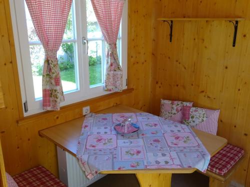 einen Tisch in einer Hütte mit einem Tisch und Stühlen in der Unterkunft Zirkuswagen in Holzminden