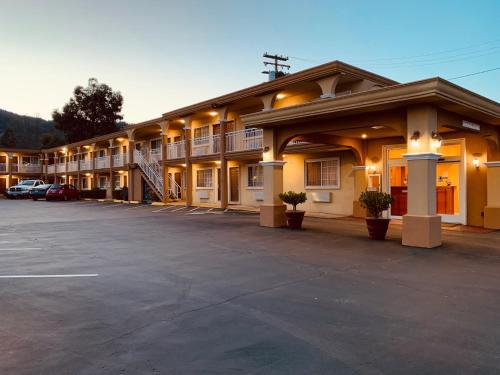 a hotel with a parking lot in front of it at Quality Inn Ukiah Downtown in Ukiah
