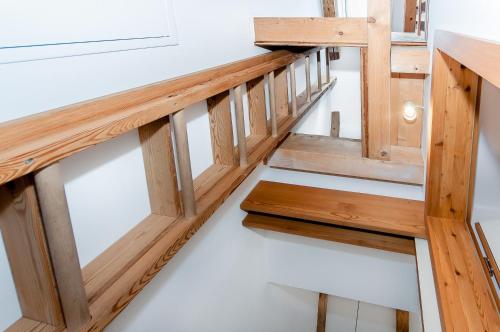 eine Treppe in einem Haus mit Holzgeländer in der Unterkunft Ropferhof in Buchen