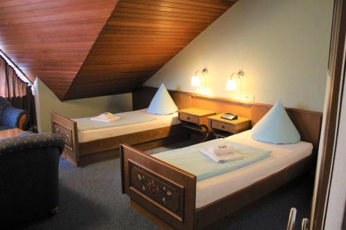 Giường trong phòng chung tại Hotel Simonis Koblenz