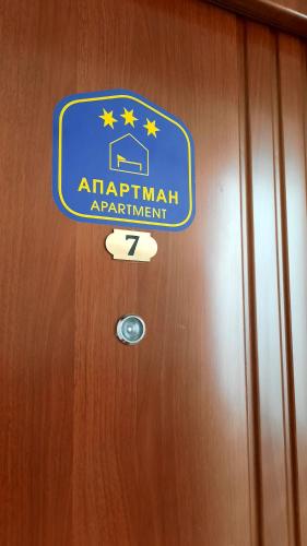 a sign on the door of an airport apartment at Apartman Modena Lux in Vrnjačka Banja
