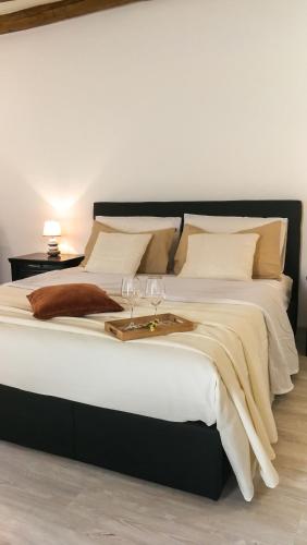 ein großes Bett mit zwei Weingläsern drauf in der Unterkunft Cesare Home in Palermo