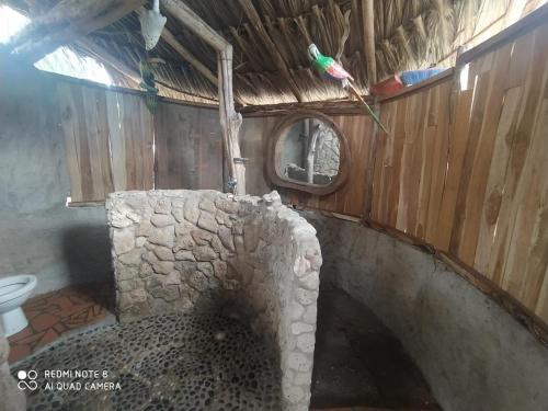Cabañas El Arca في تييرا بومبا: اطلالة خارجية على حمام مع مرحاض