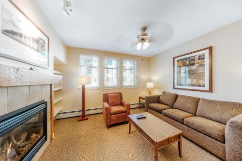 ein Wohnzimmer mit Couch und Kamin in der Unterkunft Founders Pointe Condo in Winter Park