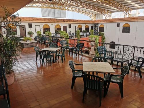 a patio with tables and chairs in a building at Hotel Doralba Inn in Mérida