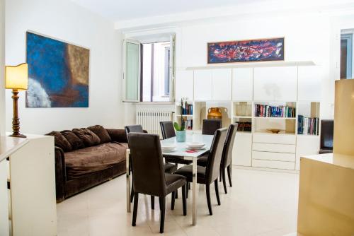 Central Apartment - Walk to Navona - Full Kitchen - Fast Wi-Fi & A-C
