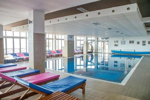 Kophill L36 Milmari في كوباونيك: مسبح كبير بطاولات وكراسي في مبنى