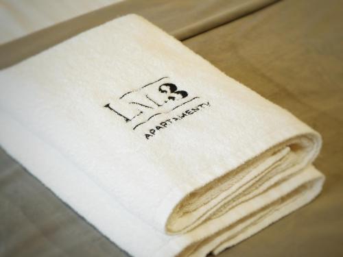 een stapel witte handdoeken zittend op een tafel bij LM Ventus Apartment in Kielce