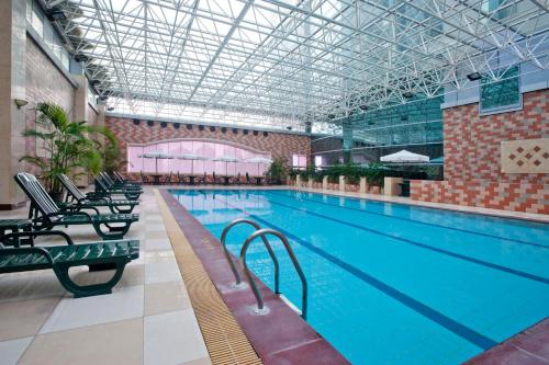 Holiday Inn Shanghai Pudong, an IHG Hotel tesisinde veya buraya yakın yüzme havuzu