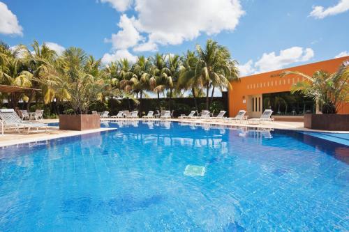 The swimming pool at or close to Holiday Inn Convention Center, an IHG Hotel