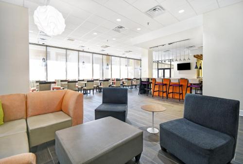 a waiting room with chairs and a table and a waiting roomasteryasteryasteryastery at Holiday Inn - Memphis Downtown - Beale St. by IHG in Memphis