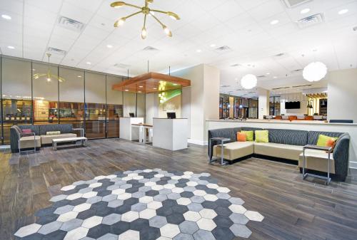 a lobby with couches and a waiting room at Holiday Inn - Memphis Downtown - Beale St. by IHG in Memphis