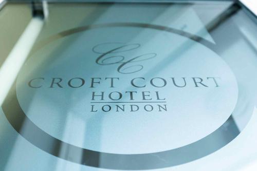 תעודה, פרס, שלט או מסמך אחר המוצג ב-Croft Court Hotel