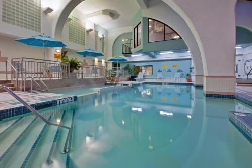 Piscina en o cerca de Holiday Inn Windsor - Ambassador Bridge by IHG