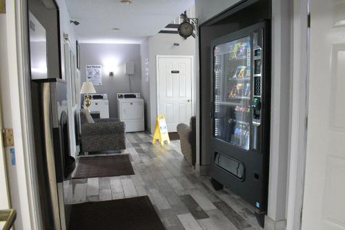 Una cocina o zona de cocina en Adams Inn and Suites