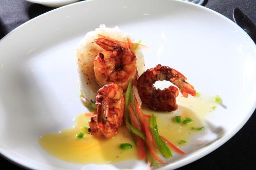 a plate of food with shrimp and vegetables on it at Holiday Inn Monterrey-Parque Fundidora by IHG in Monterrey