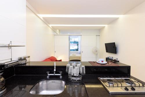 cocina con fregadero y fogones en Pineapples DF219 - Apartamento a 100m da Praia de Copacabana perfeito para casais, en Río de Janeiro