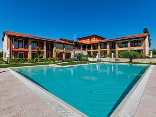 duży basen przed budynkiem w obiekcie Holiday Home in Lazise near Lake Garda w mieście Lazise