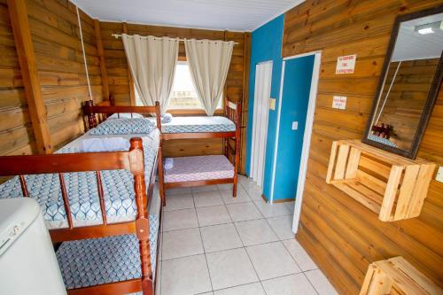 a room with two bunk beds and a window at Chalés do Parque Hospedagem in Penha