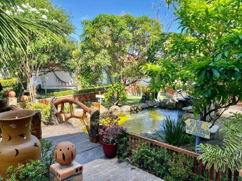a garden with a pond in a yard at Hotel Pousada Rancho das Dunas in Santo Amaro