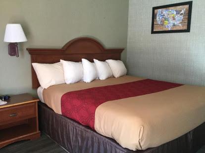 Postel nebo postele na pokoji v ubytování FALLS INN
