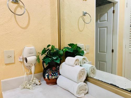 a bathroom with towels on a counter in front of a mirror at VILLA PARA 8p 6A 2M dentro del HOTEL a un costado del Krystal IXTAPA cuenta con playa y WIFI in Ixtapa