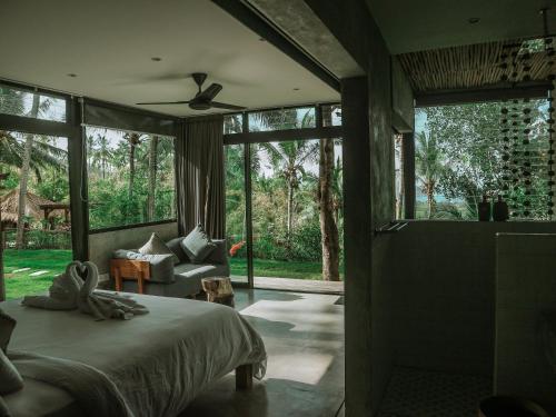 Un dormitorio con una cama y un baño con ducha. en Villa Kanan, Secluded Jungle Paradise, en Selong Belanak