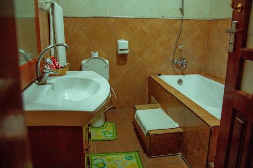 Ванная комната в The Charity Hotel International