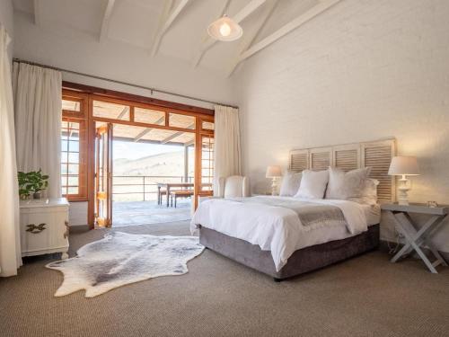 Un pat sau paturi într-o cameră la Die Beloofde Land