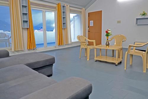Χώρος καθιστικού στο Kumaran Kudil - New Family Home Stay VL Bodinayakkanur, Theni