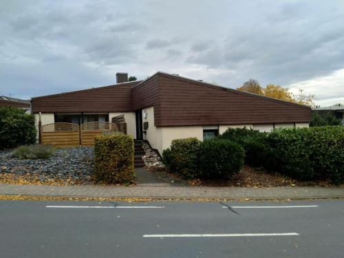a house with a brown roof and a street at Kleine Ferienwohnung, Einzimmeraparment in Altenkirchen in Almersbach