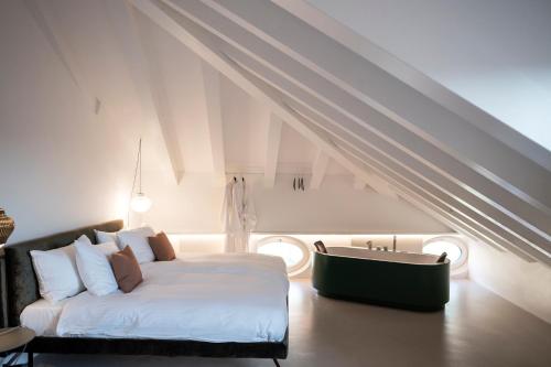 a bedroom with a bed and a bath tub at Gius La Diffusa in Caldaro