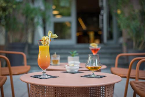 - une table avec deux verres de boissons dans l'établissement Hotel Rohan, Centre Cathédrale, à Strasbourg