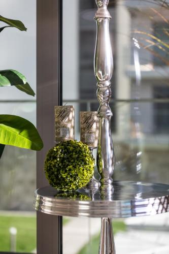 a glass vase sitting on top of a table at Apartament Prestige & Sea Balticus A4 in Międzyzdroje
